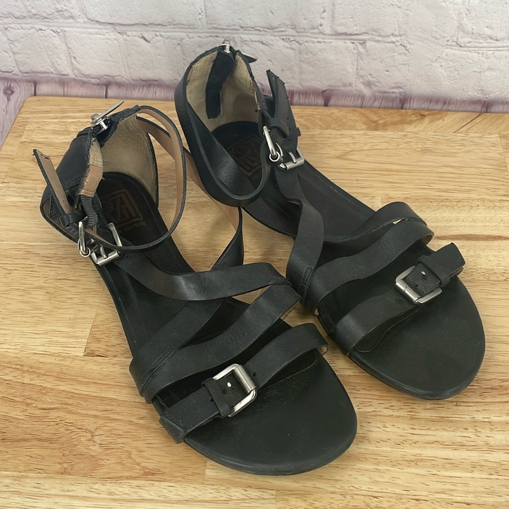 Pour Le Victoire Vero Cuoio 9 Women’s Strappy Black Buckle Sandals